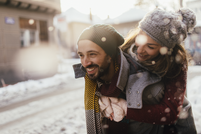 Fiatal pár öleli egymást a havas után valentin napon.